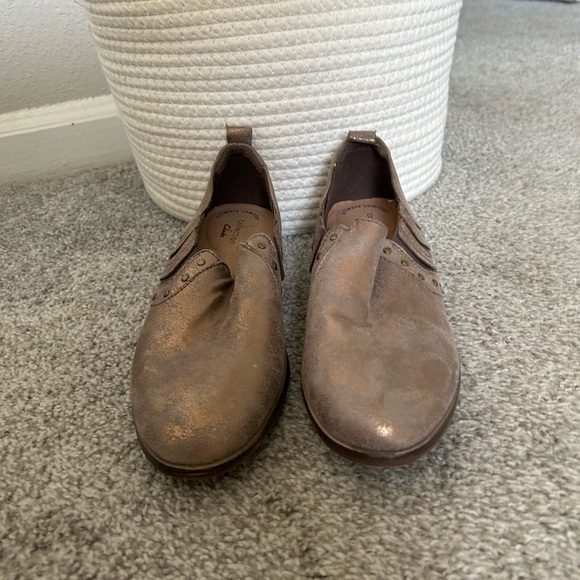 Clarks Slip on Bootie Women’s Size 8 Gold Fall Winter Holiday Event Career - Picture 1 of 6